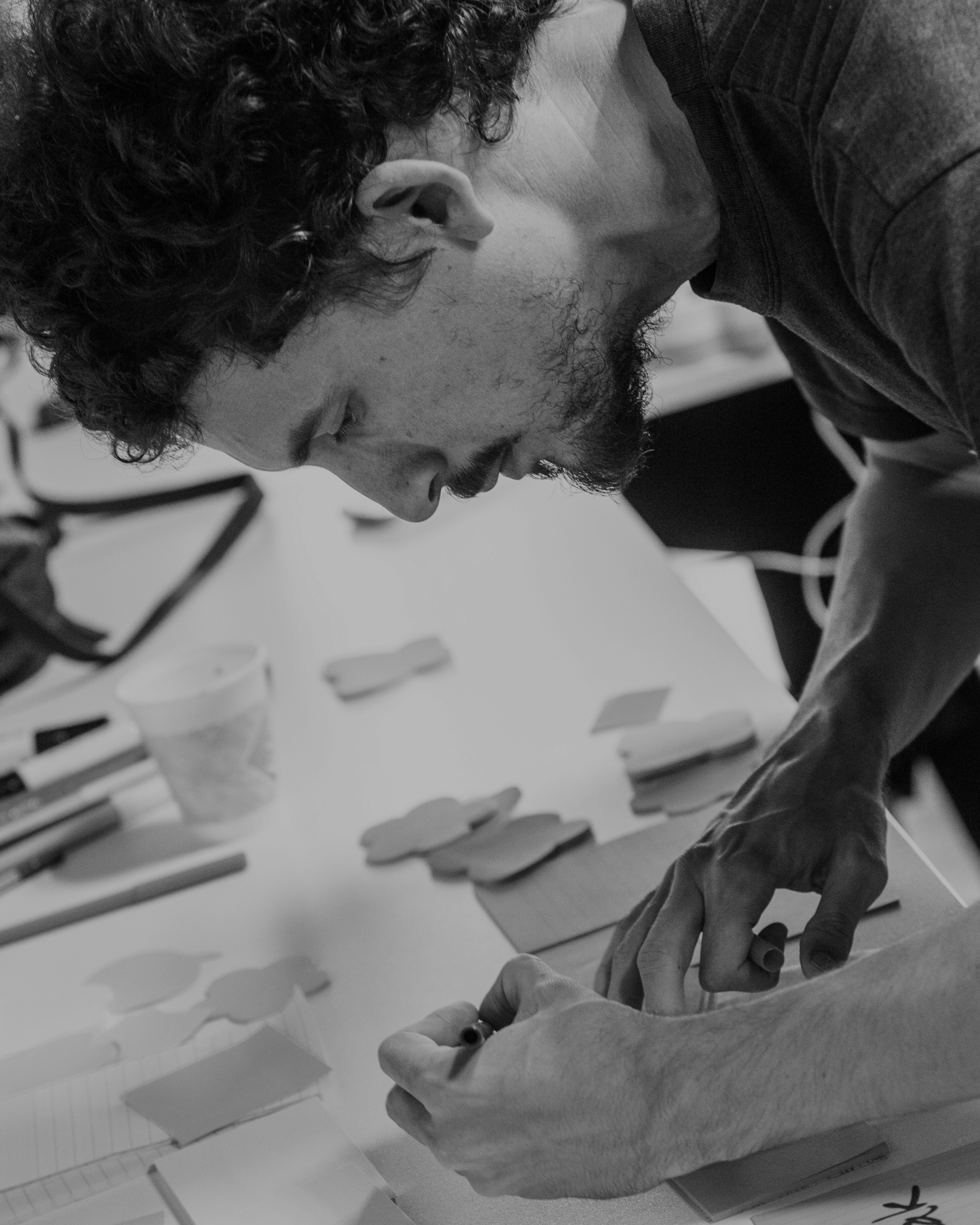 Participante trabajando sobre su proyecto en una sesión de Conexiones improbables