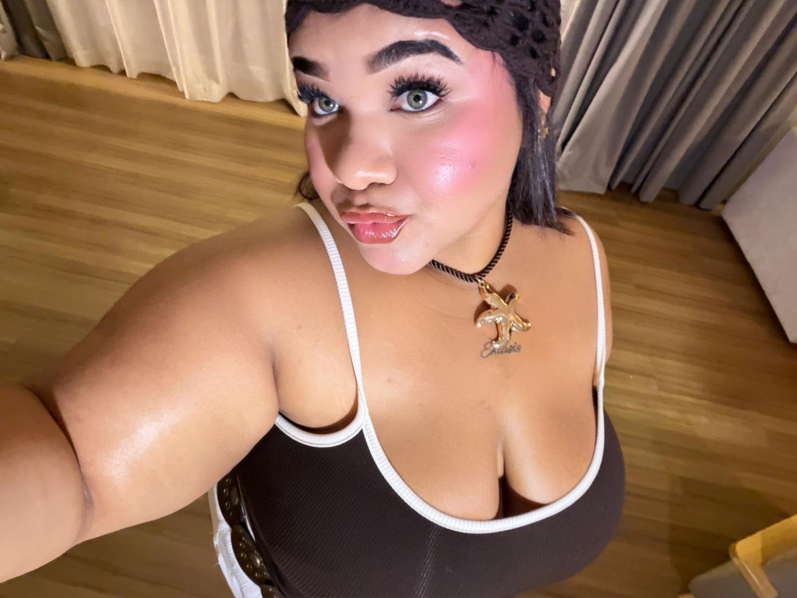 Sheyla creating content