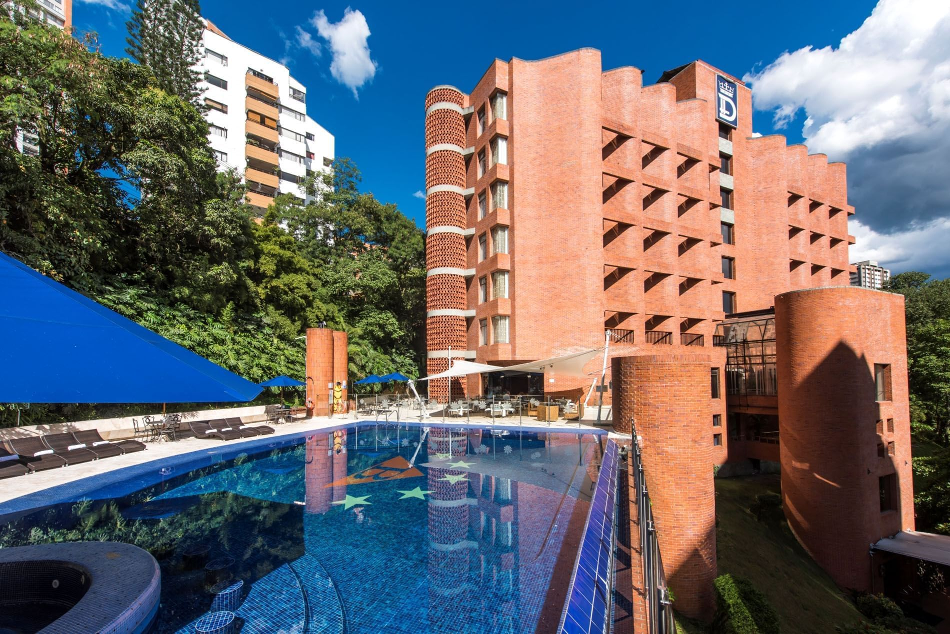 Hotel Dann Carlton Belfort pool and terrace