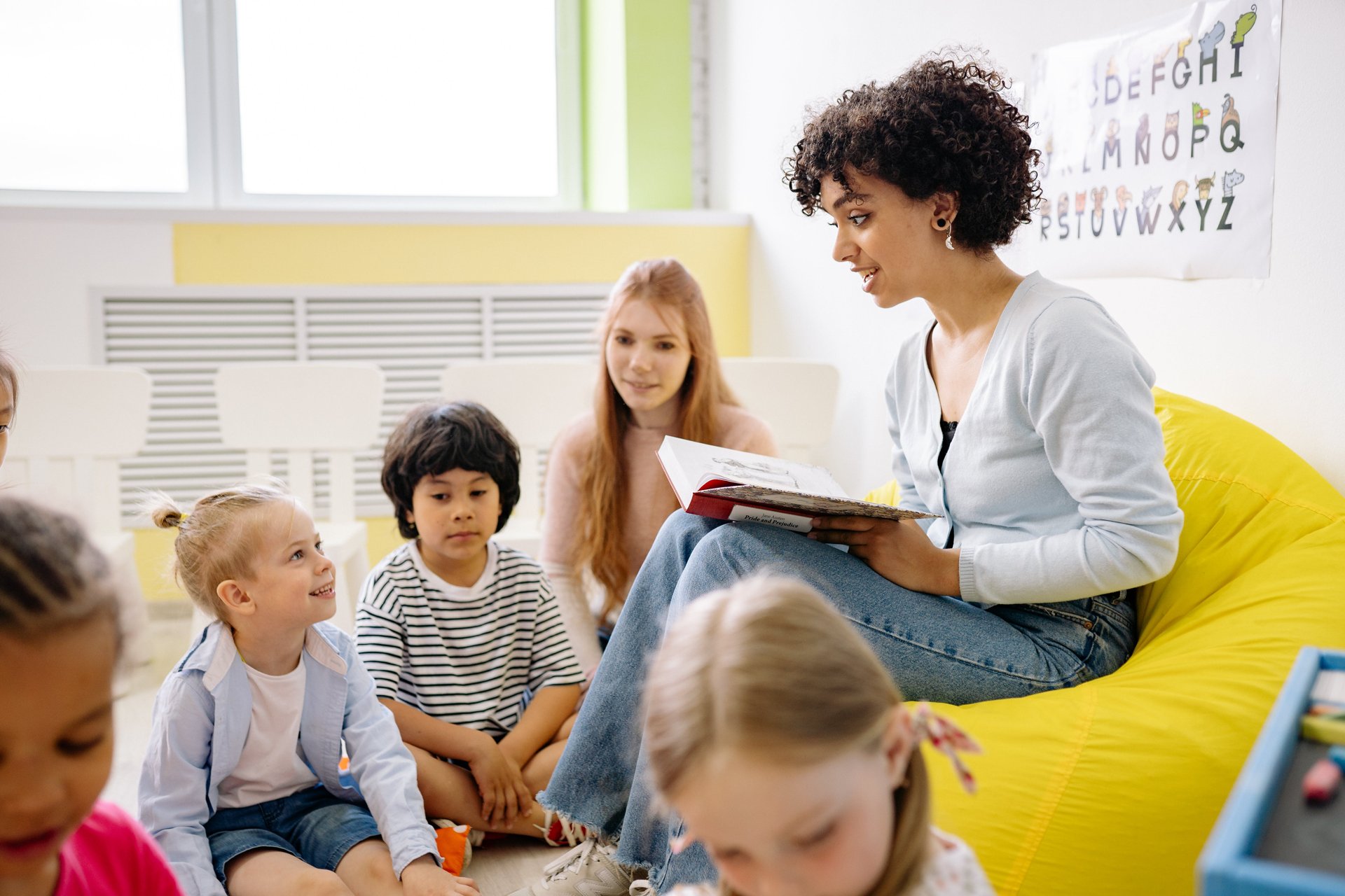 Maestra leyendo un cuento a un grupo de niños