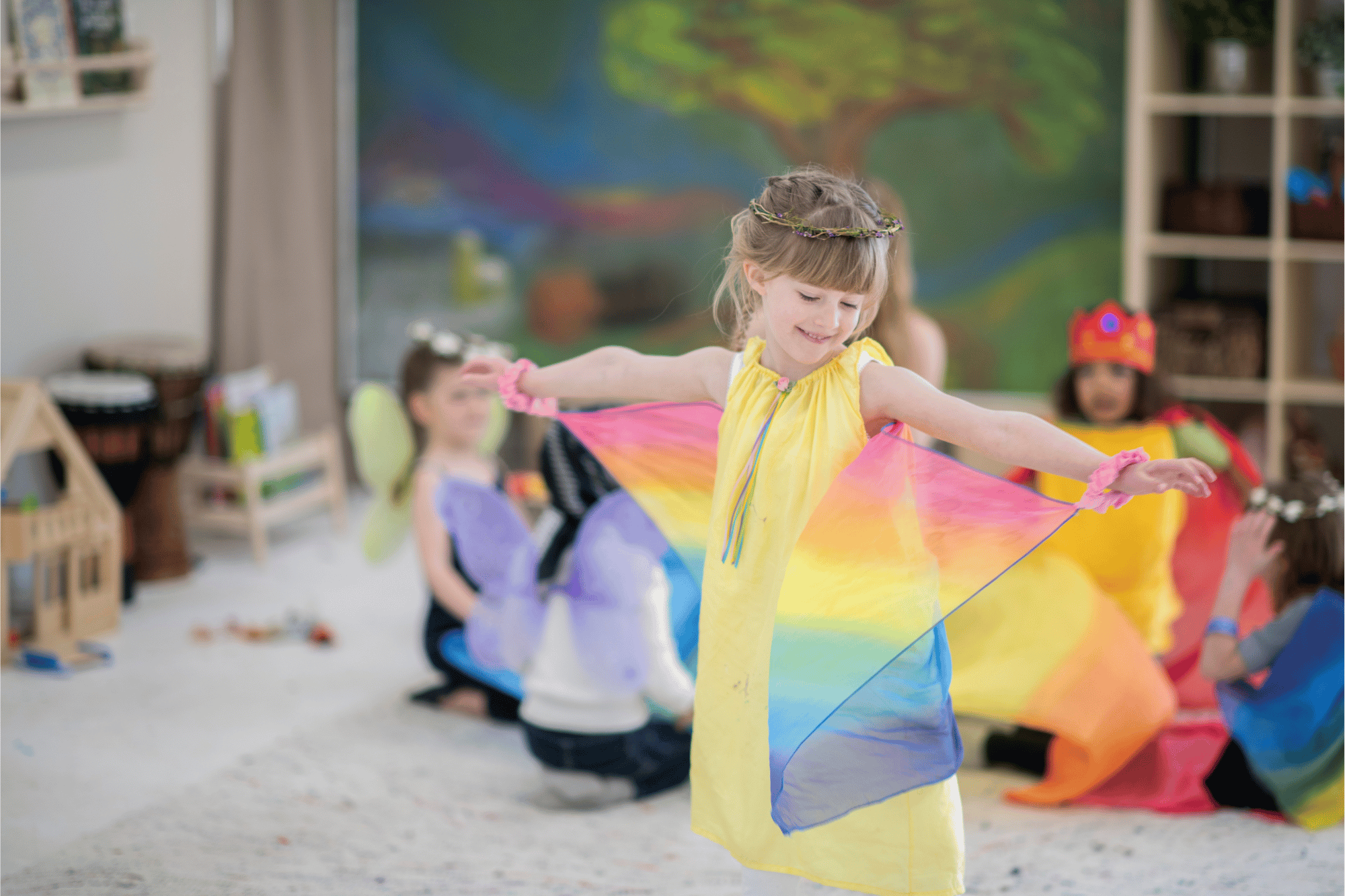 Niña jugando con una tela de colores en un aula Waldorf