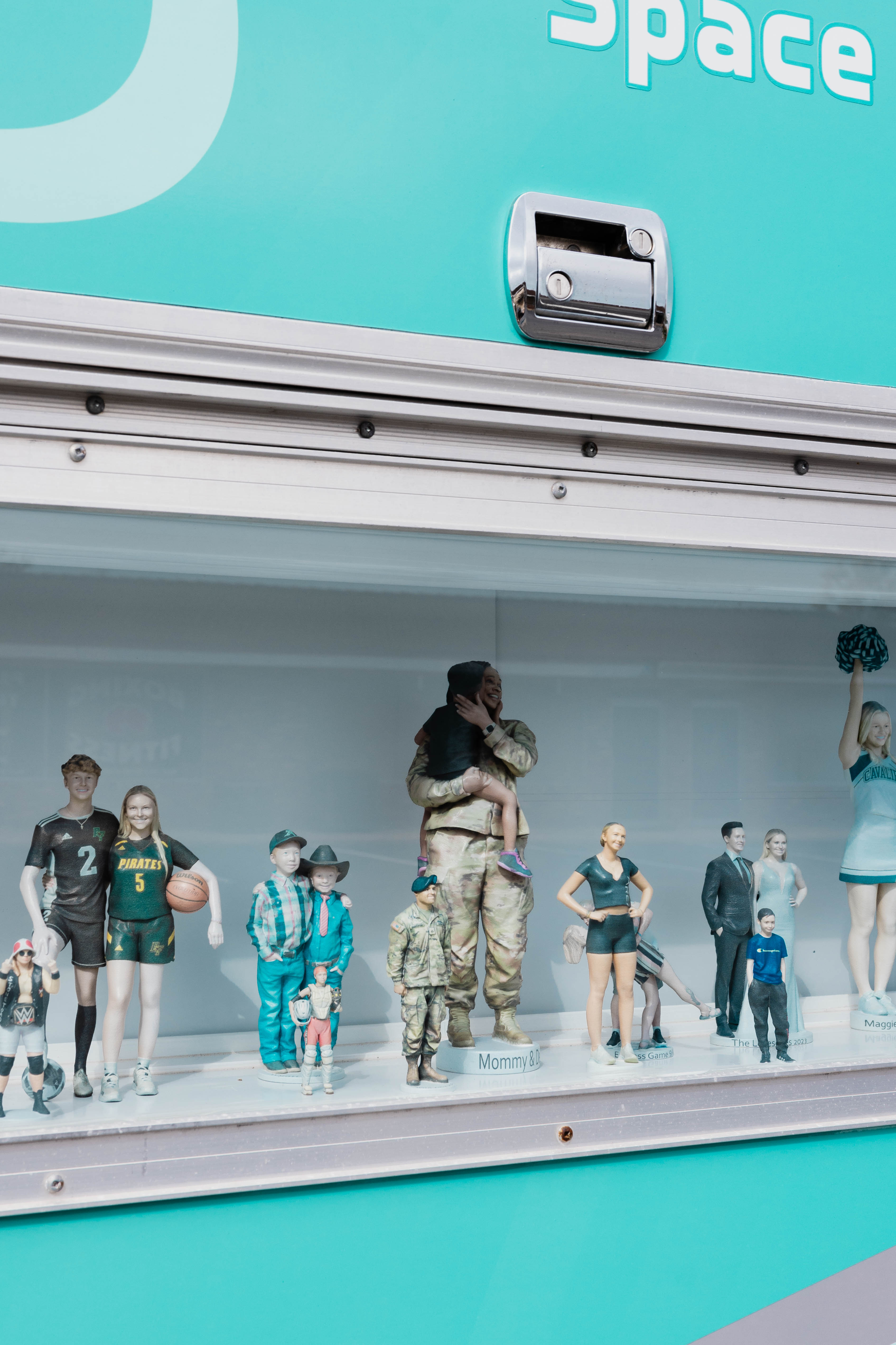 Shrunk 3D display window