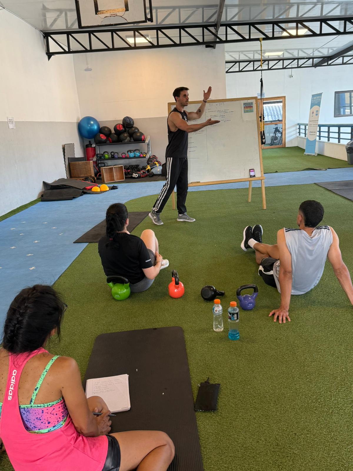 Alumnas entrenando en sala