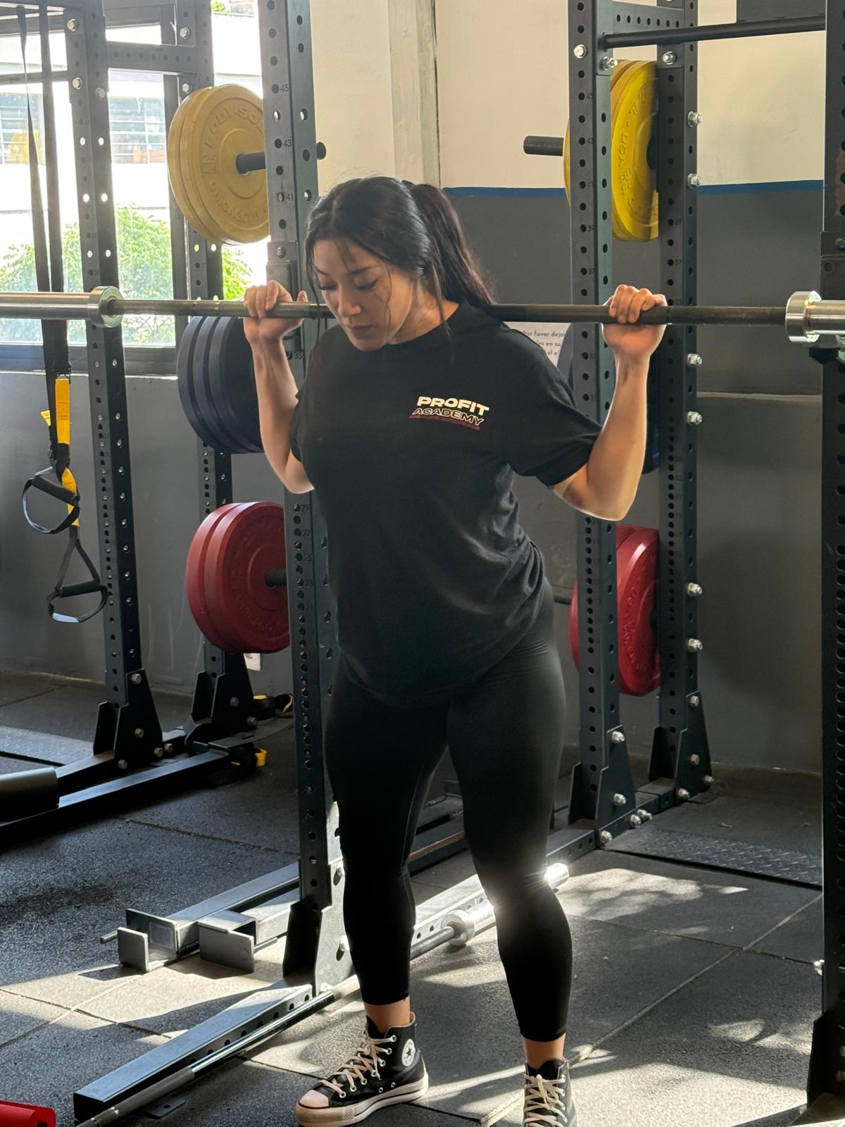 Mujer entrenando fuerza en sala