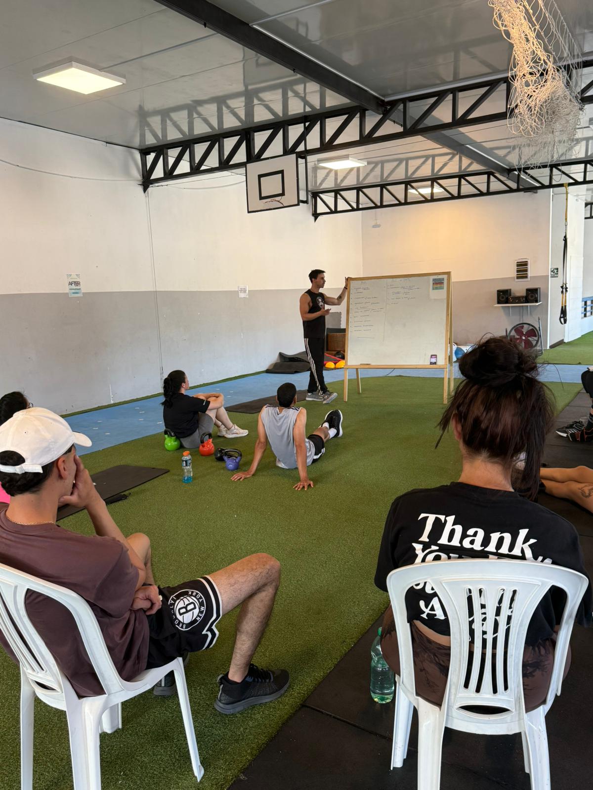 Alumnos entrenando en sala