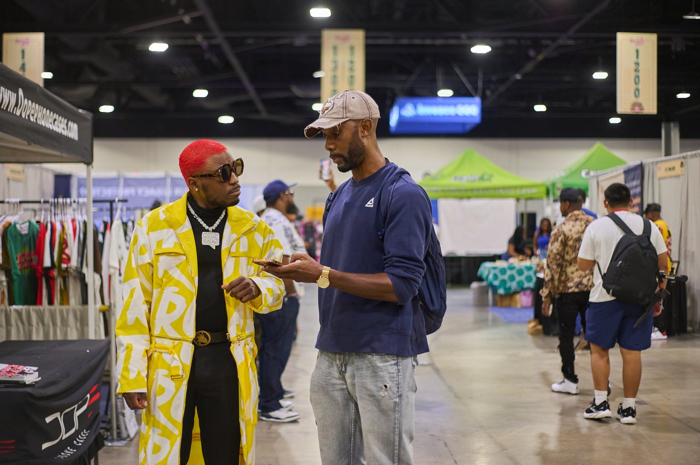 Matthias TRVLY speaking with an attendee