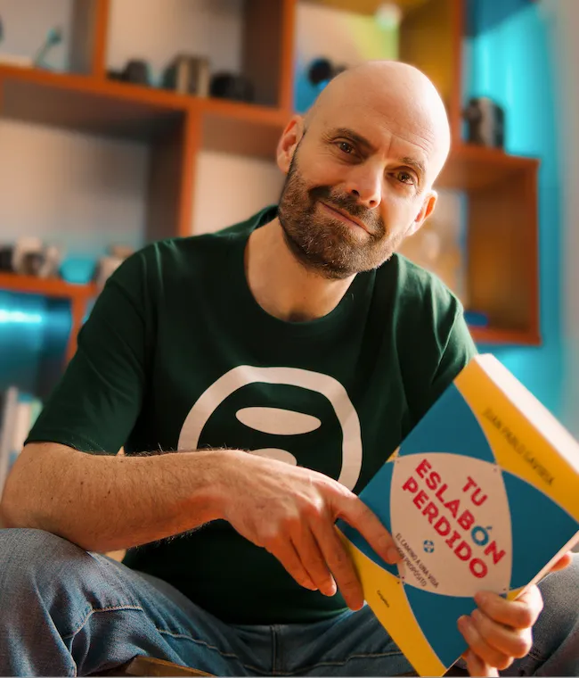 Juan Pablo Gaviria Conferencista Motivacional y Mentor en propósito de vida con libro u eslabón perdido