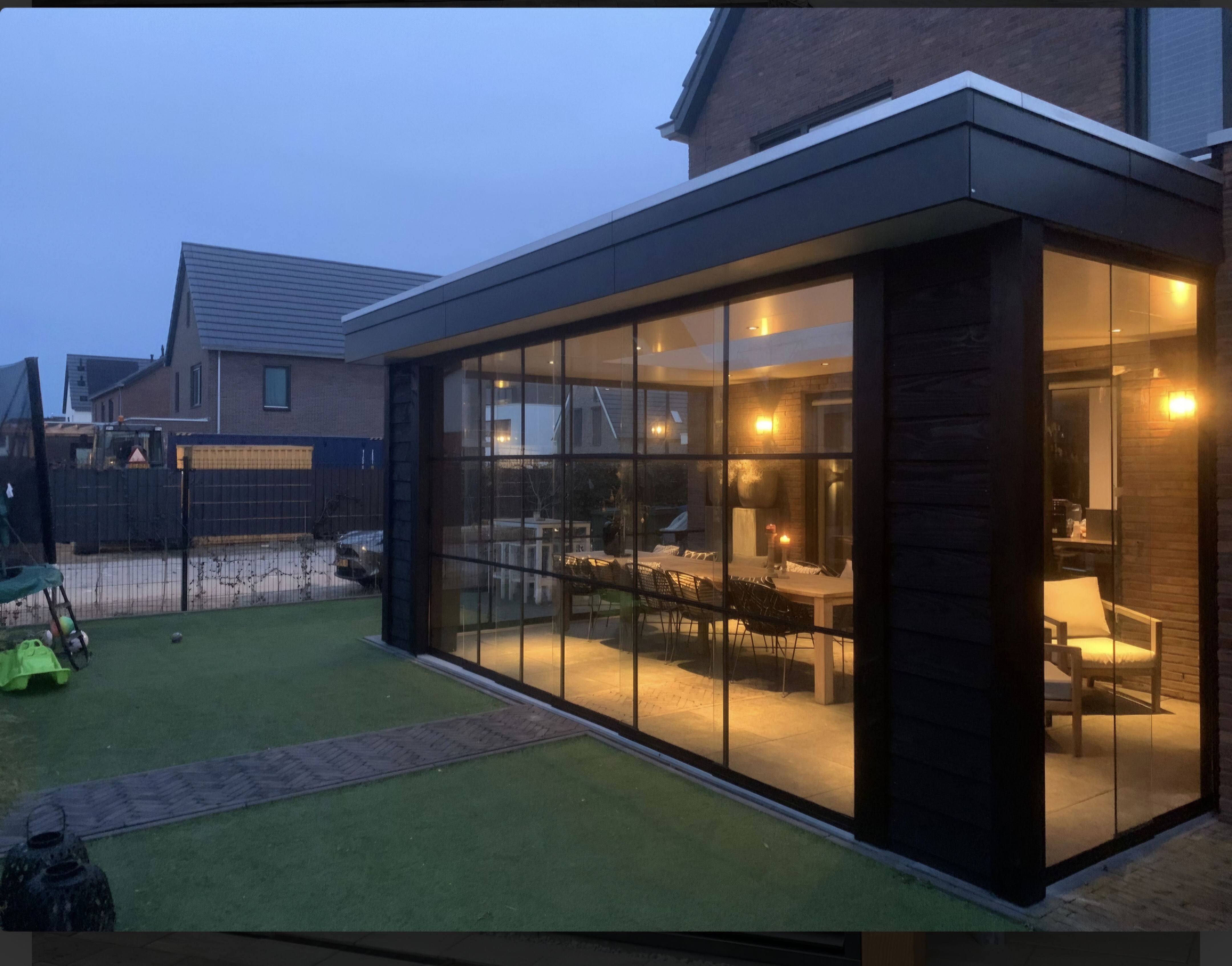 Zwart gespoten Douglas tuinhout — premium machinaal gespoten afwerking