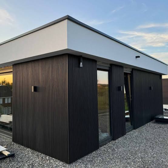 Zwarte gevelbekleding — nieuwbouw — zwart antraciet gespoten tuinhout