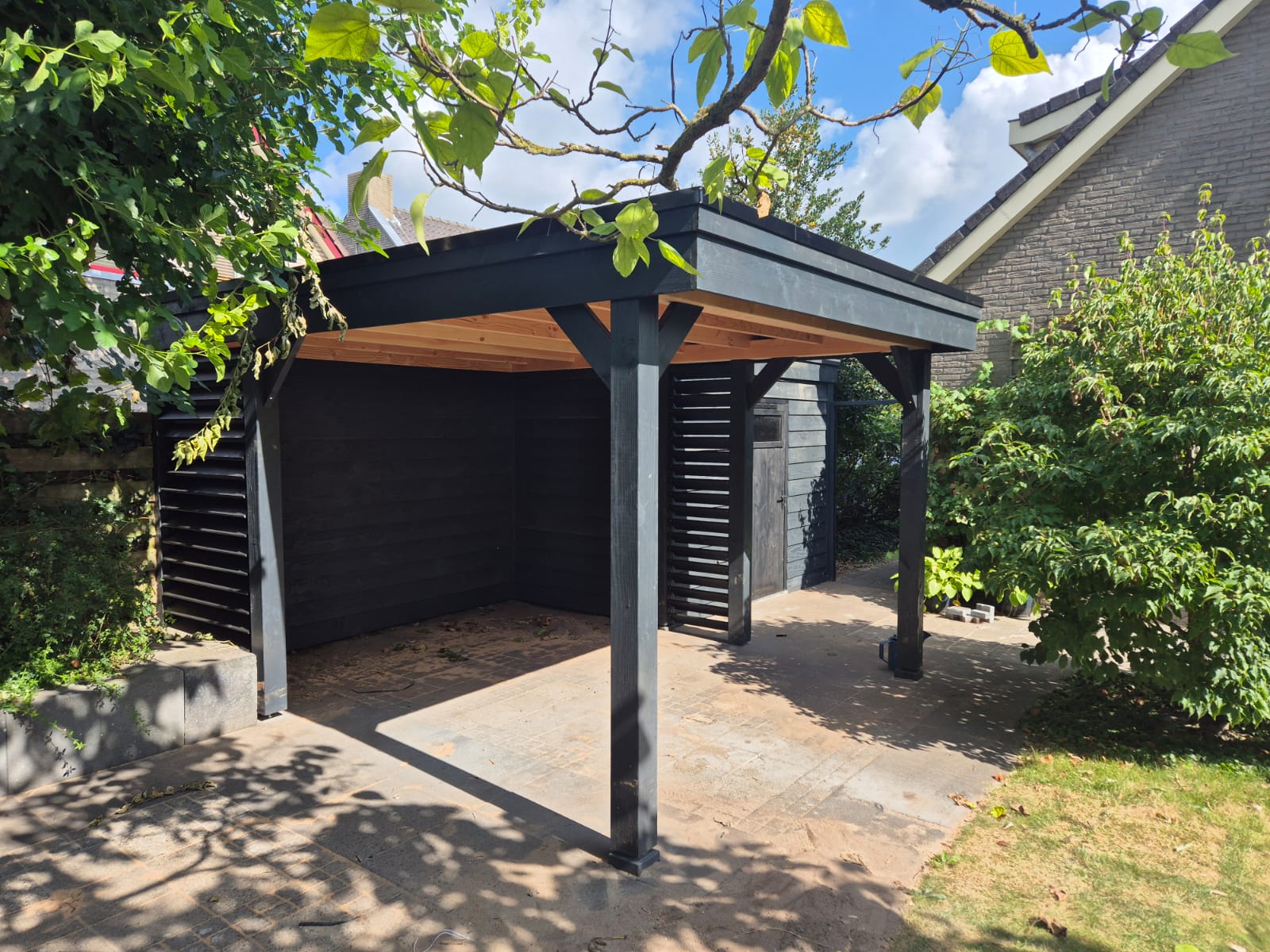 Moderne antraciet veranda — zwart antraciet gespoten tuinhout