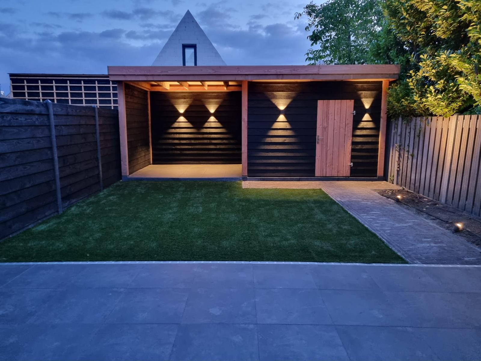 Douglas overkapping met verlichting — zwart antraciet gespoten tuinhout