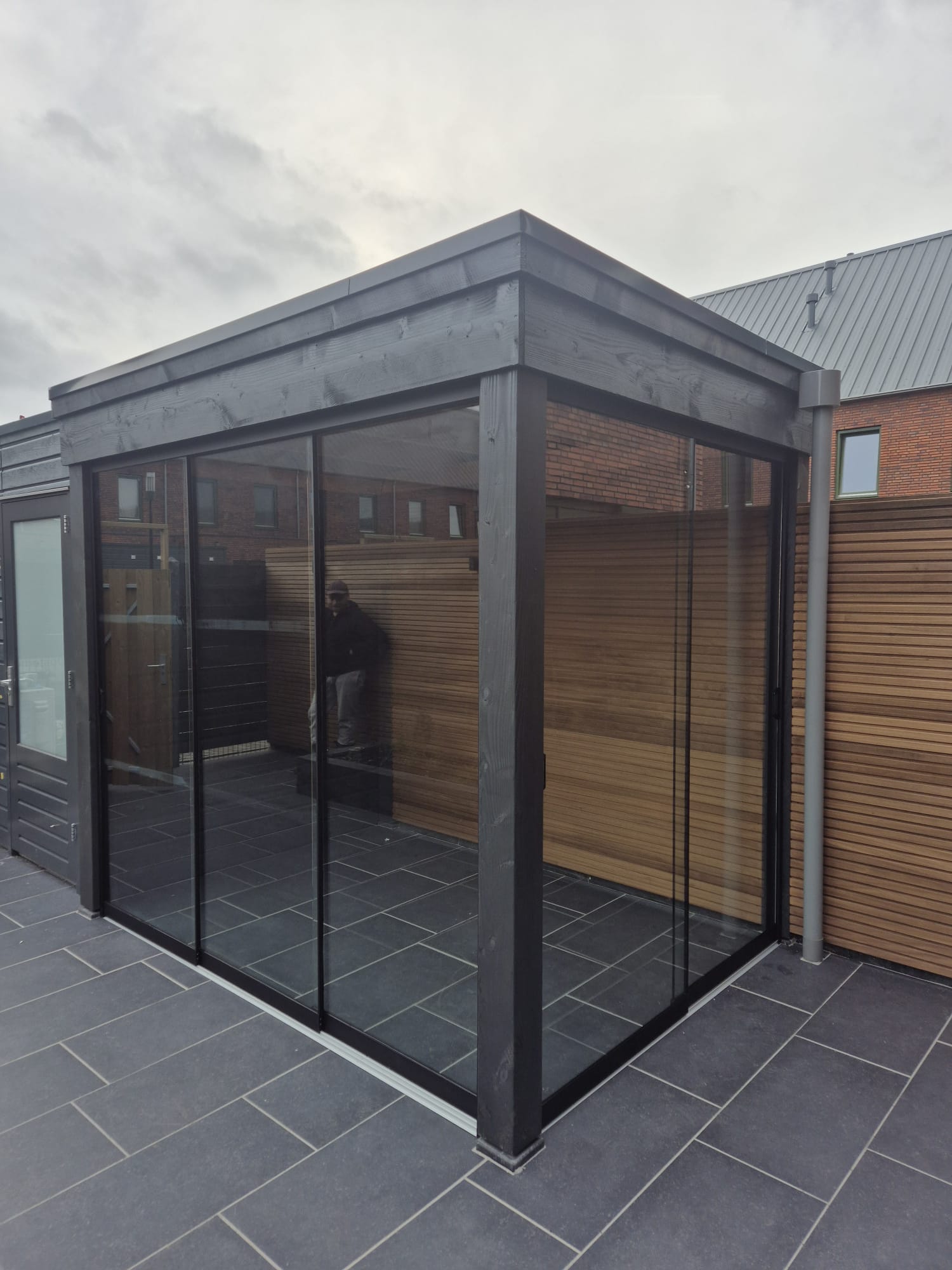 Luxe overkapping — zwart antraciet gespoten tuinhout