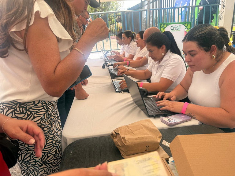 Equipo de Vértix en operación y registro de asistentes en campo