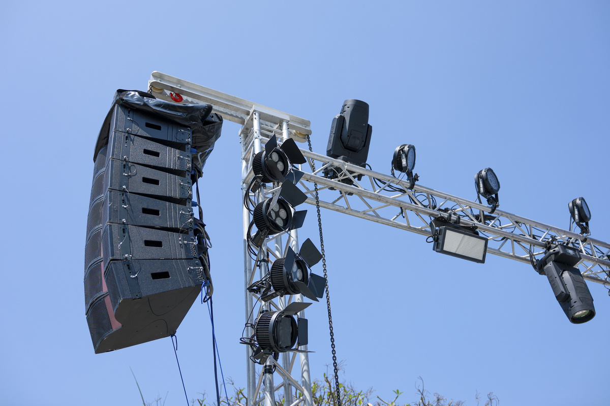 Torre de truss con sonido line array en montaje