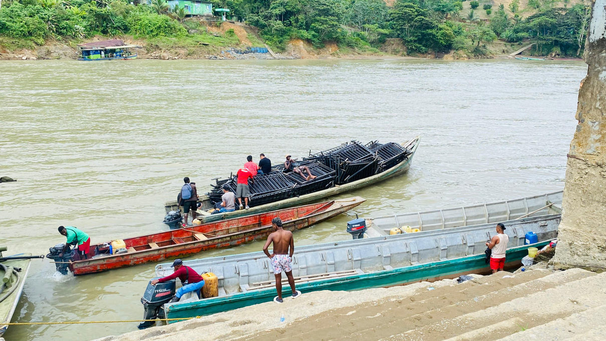 Lanchas cargadas en operación fluvial
