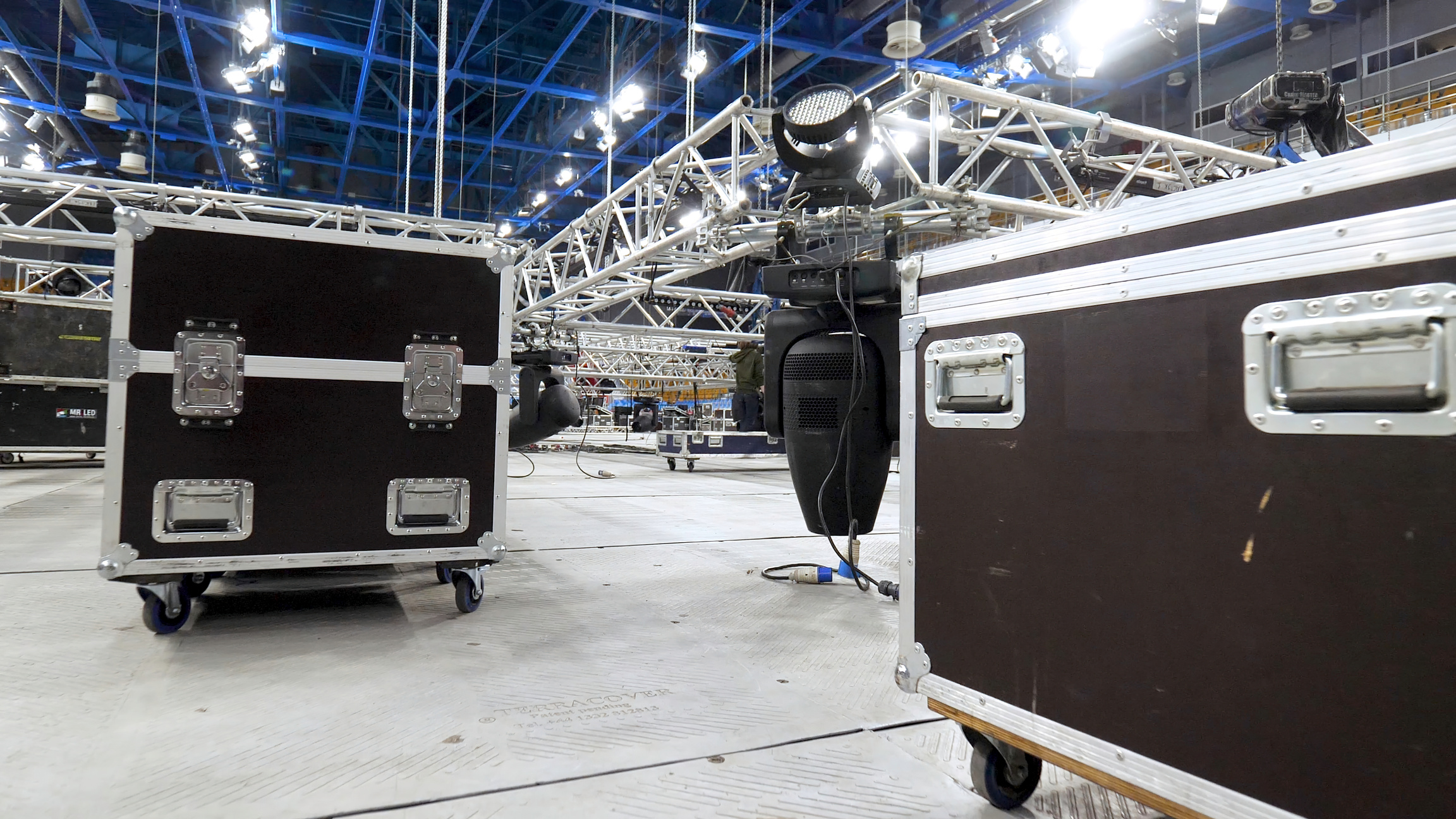 Road cases y estructuras en montaje