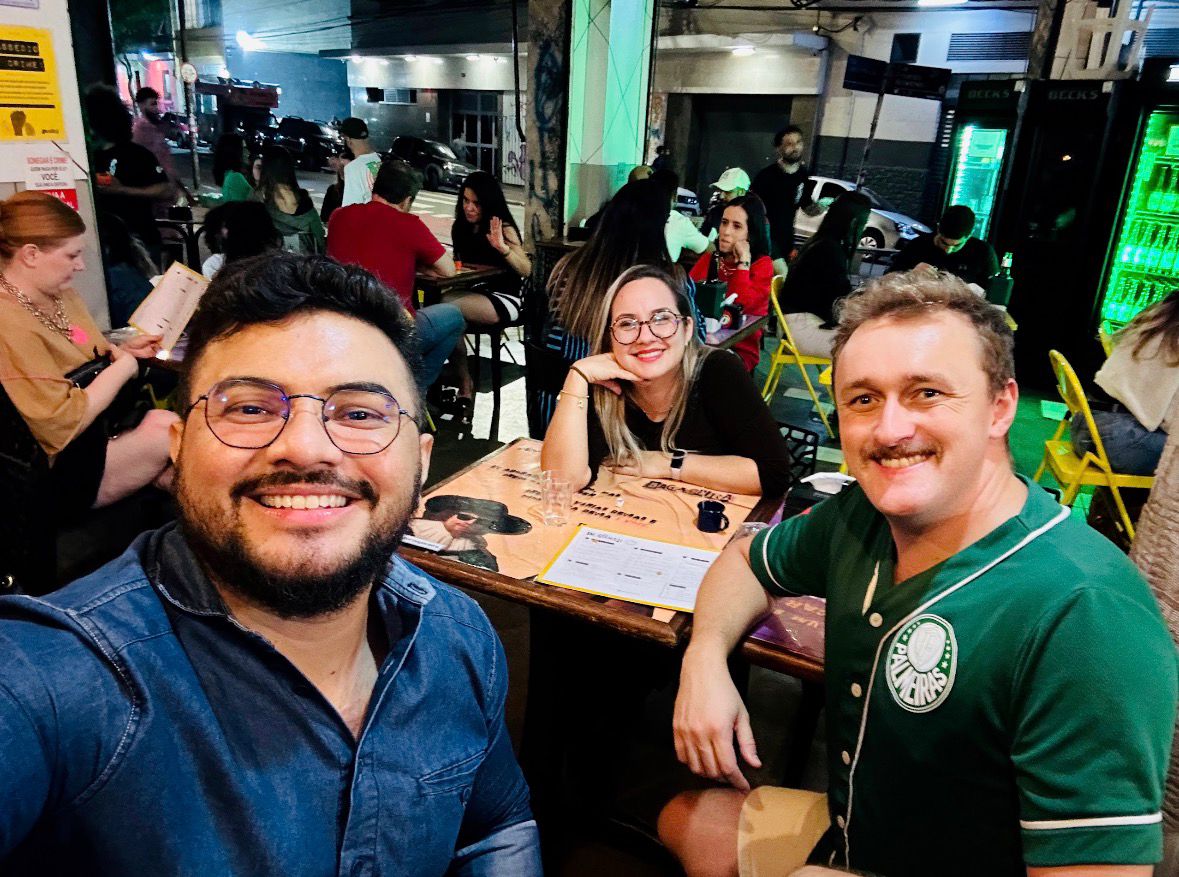 Rau and Sara having lunch with a student