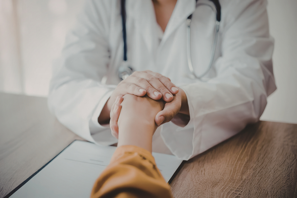 dr. tomando la mano de su paciente dr. tomando la mano de su paciente