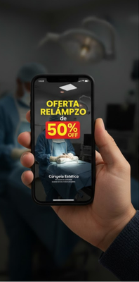 Mano sujetando a un celular con publicidad del 50% de descuento en cirugía plástica