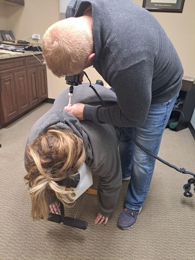 Patient chiropractic care at Raders Spinal Health Center in Vernon Hills