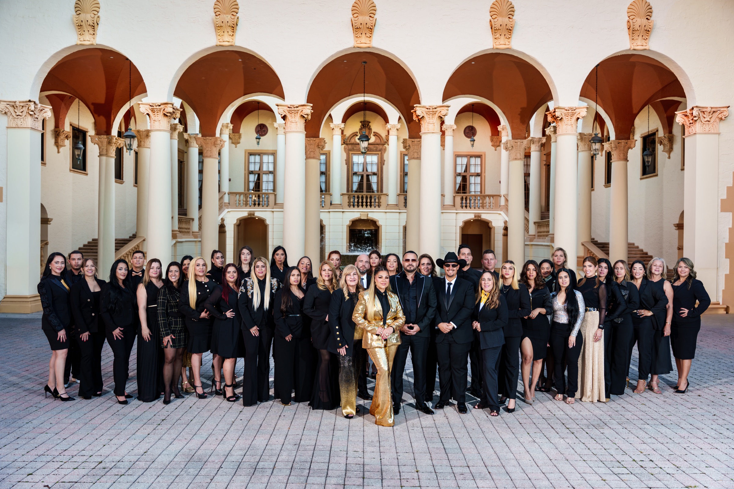 El equipo de GoldPen reunido frente al Biltmore Hotel de Coral Gables