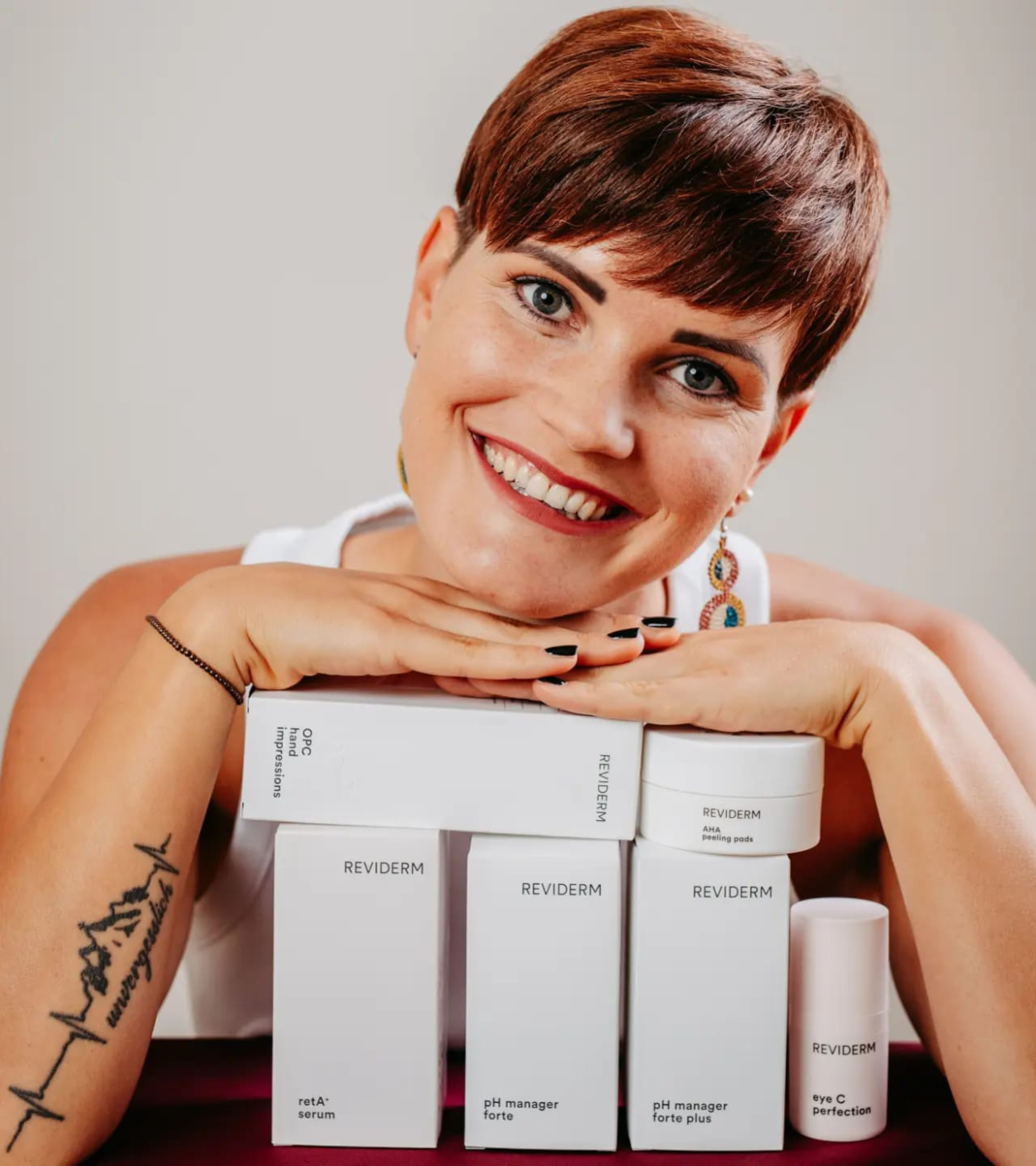 Junge Frau mit makelloser, strahlender Haut, sanftes Lächeln, weiches Licht, femininer Hintergrund, moderne Beauty-Ästhetik