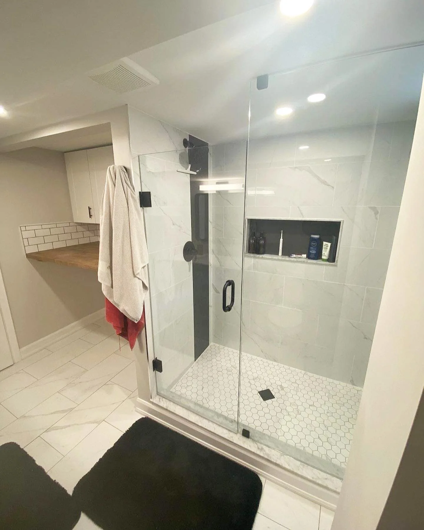 Glass shower with niche and bench