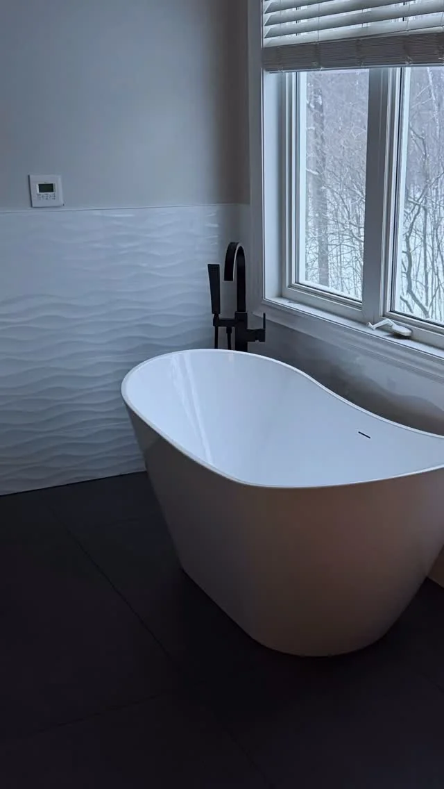 Freestanding tub with textured tile wall