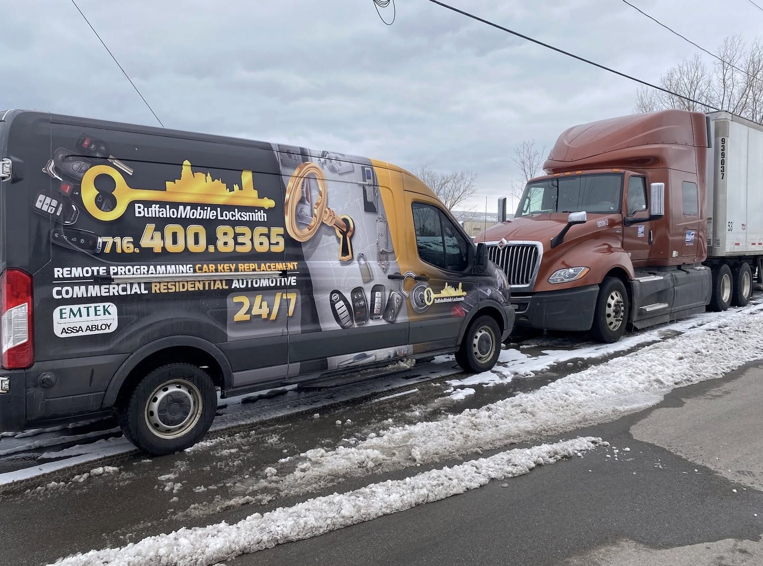Buffalo Mobile Locksmith technician helping a driver at their car