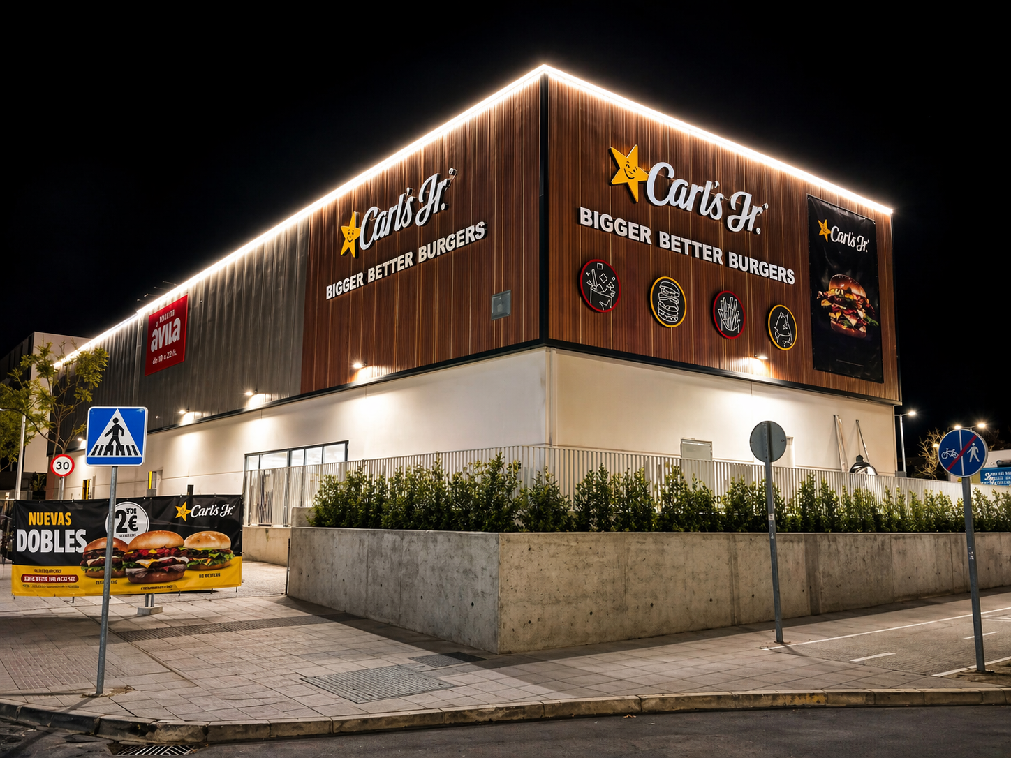 Fachada iluminada de noche · Hache Creative