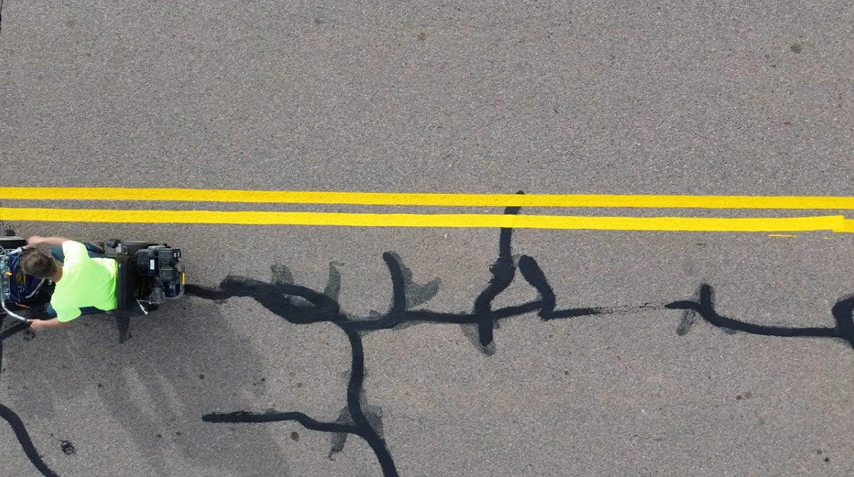 Asphalt crack filling
