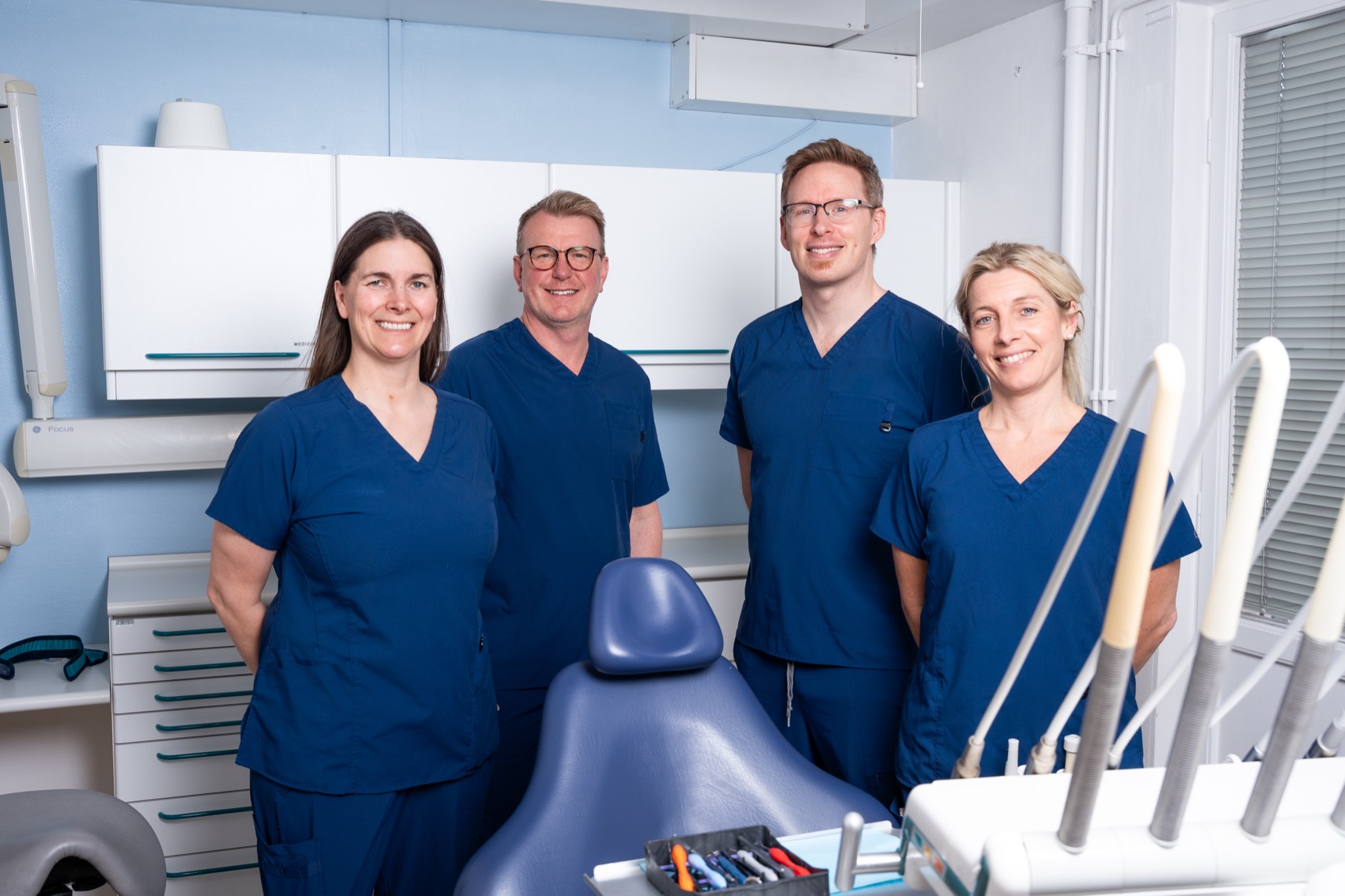Teamet på Kumlatandläkarna i en av klinikens behandlingsrum