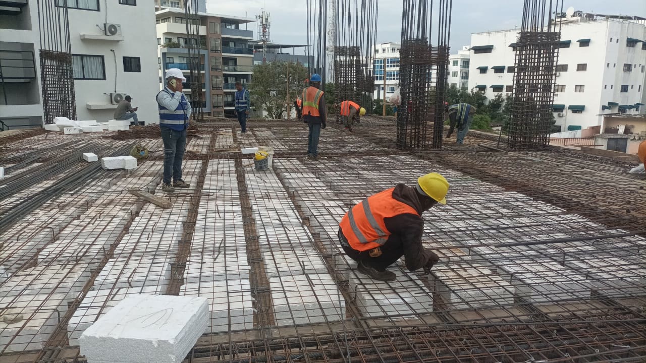 Equipo de construcción trabajando sobre la losa de Mena Tower