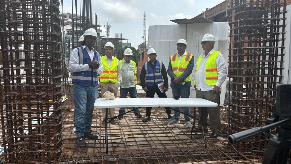 Equipo de Constructora Adantiri reunido en obra