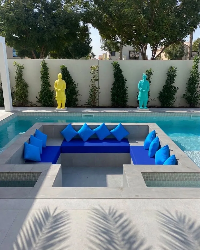 Sunken pool seating with blue cushions