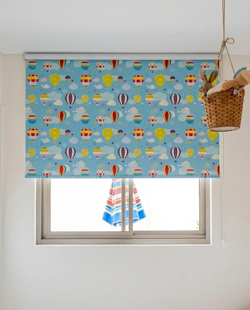 Roller blind printed with hot-air balloons in a children's room