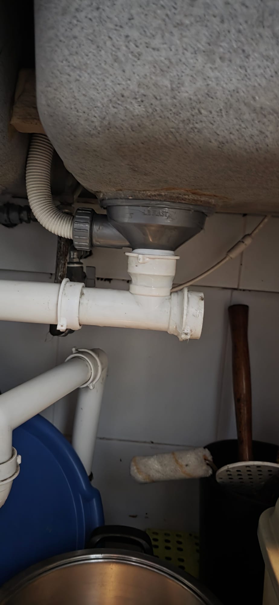 On-site emergency toilet bowl choke clearance and drain repair dispatch in Singapore estate