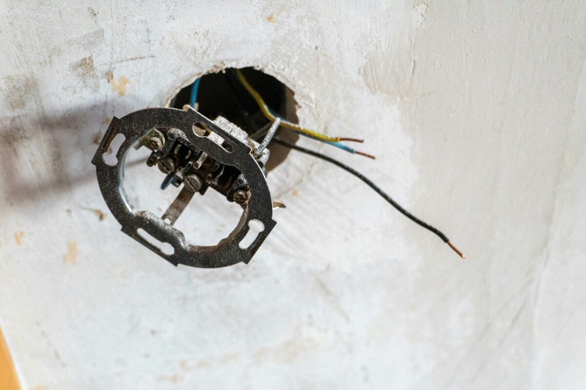 Urgent Light Switch & Power Socket Installation emergency issue repair in Singapore estate