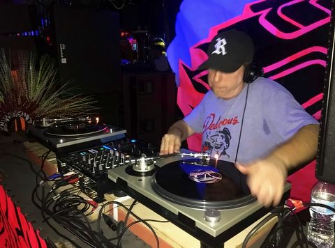A DJ at the turntables at La Zona Rosa