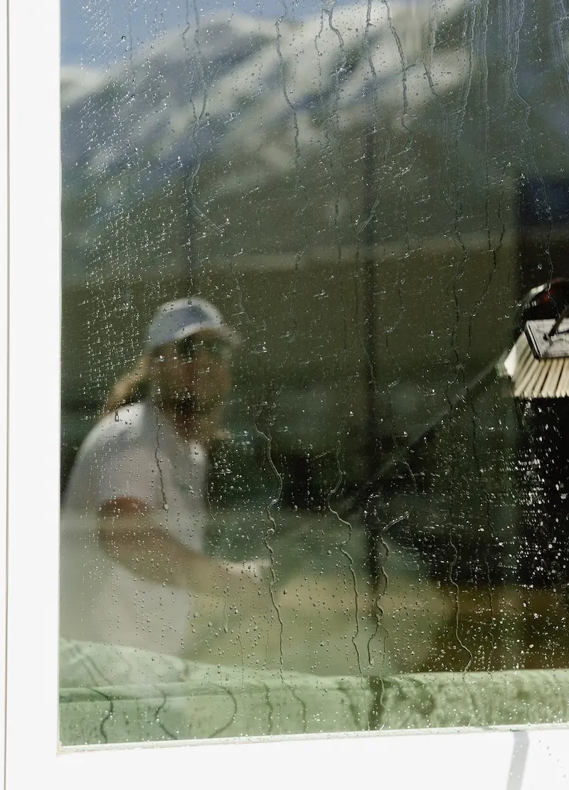 Vitre encrassée avant nettoyage RainBlock™ — dépôts minéraux visibles