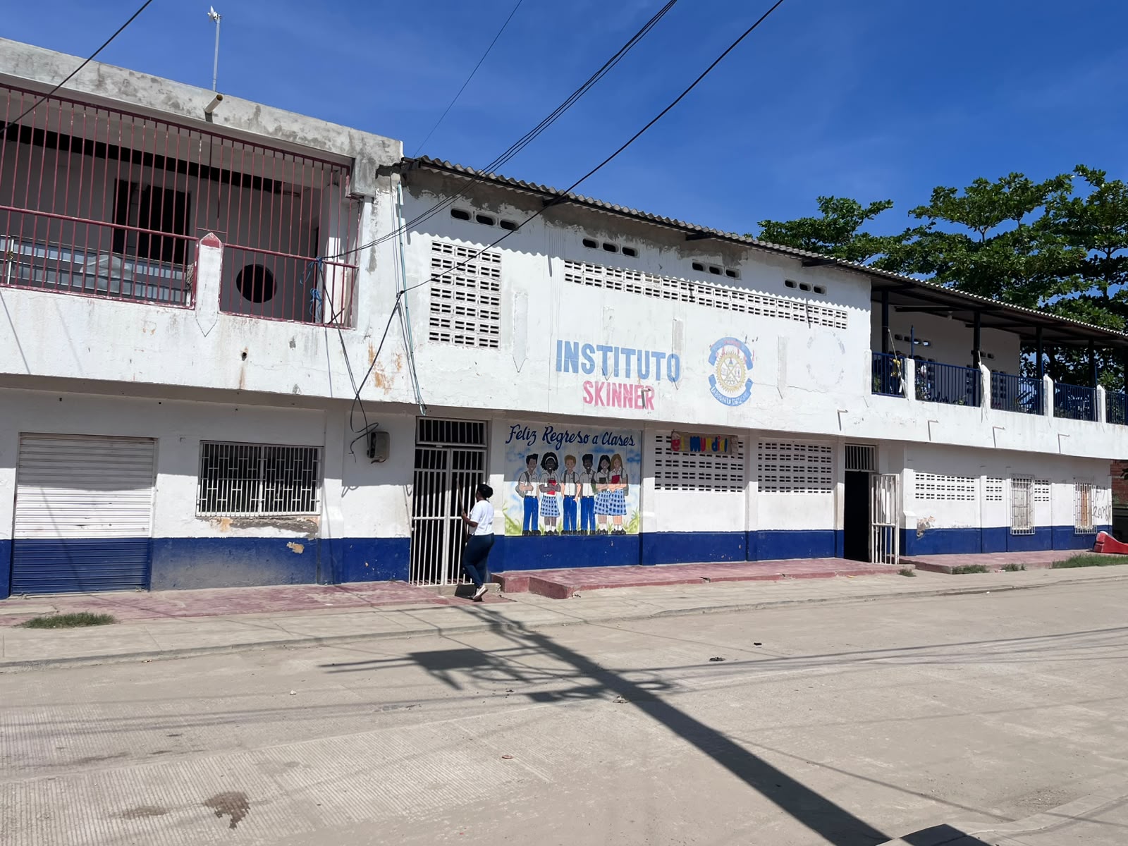 Niños y familias felices en una jornada comunitaria de la fundación