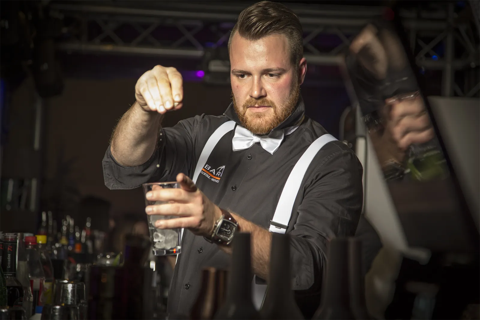 QBAR Cocktailanhänger bei einer Firmenfeier am Abend