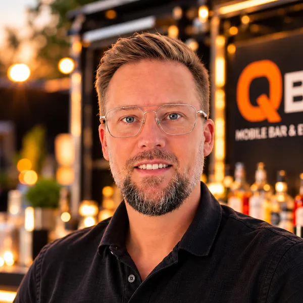 Stephan Wühr, Inhaber von QBAR, an der mobilen Cocktailbar