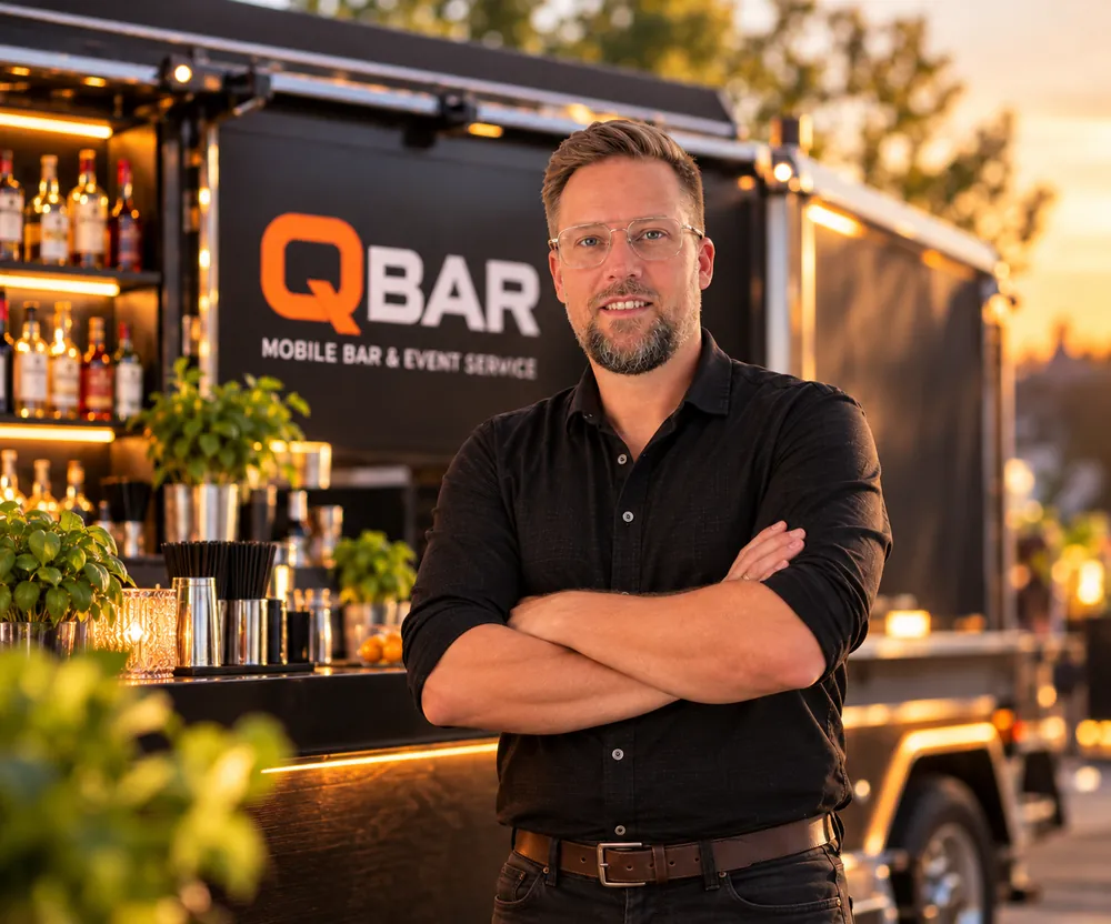 Stephan Wühr, Inhaber von QBAR, vor dem Cocktailanhänger