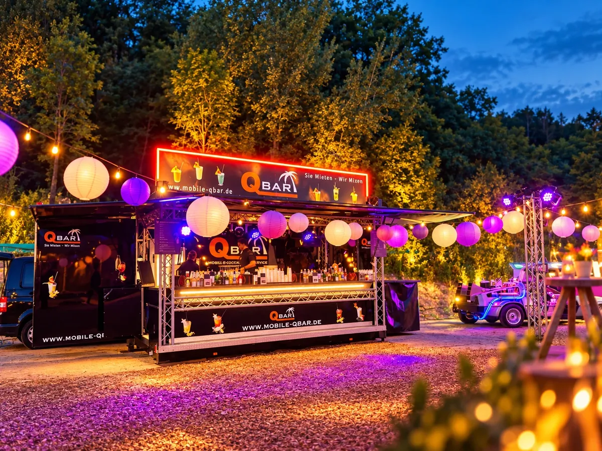 QBAR Cocktailanhänger bei einer Firmenfeier am Abend
