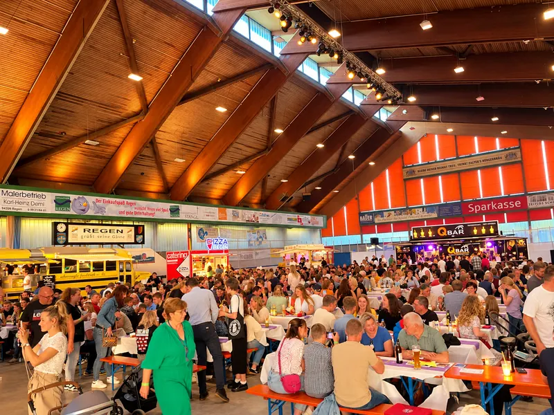 QBAR Cocktailbar beim Mitarbeiterfest in voller Festhalle