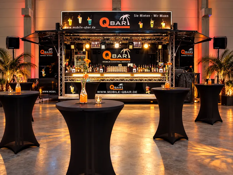 QBAR Cocktailanhänger mit Stehtischen bei einem Firmenevent in der Halle