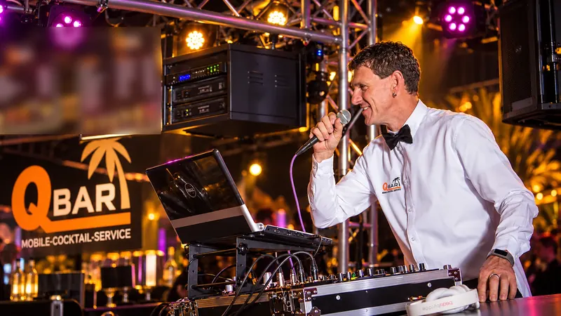 DJ mit Licht- und Tontechnik bei einer Firmenfeier mit QBAR