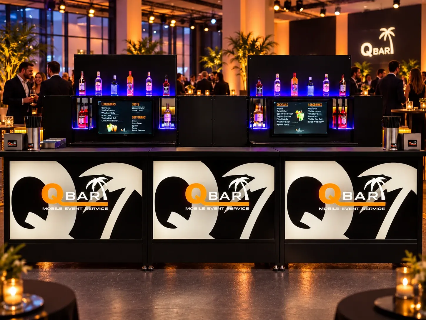 Mobile LED-Theke von QBAR mit beleuchteter Barfront, Monitoren für die Getränkekarte und Backbar auf einem Firmenevent