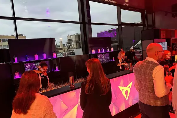 LED-Theke mit Gin-Bar im Autohaus, Gäste an der Bar